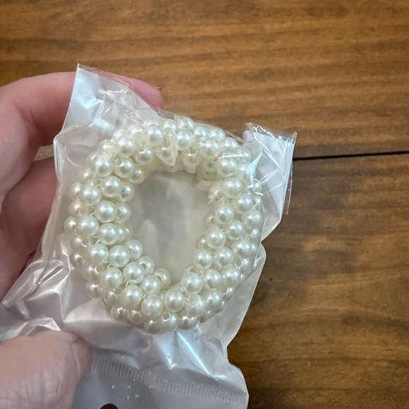 Floral and Pearl Hair Accessories Set - Picture 8 of 8